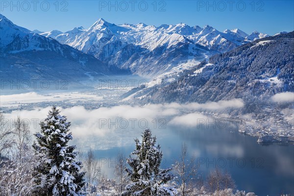 Winter panorama of Lake Zell in morning fog with the Kitzsteinhorn 3203m in the Hohe Tauern, Thumersbach, district of Zell an See, Salzachtal, Hohe Tauern, Salzburg province, Austria, Europe