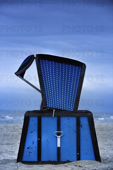 Beach chair on the Baltic Sea coast, beach, empty, nobody, crisis, bad weather, cloudy, cloudy, bad weather, tourism crisis, holiday, beach holiday, summer holiday, rainy, blue, coast, sea, travel, Mecklenburg-Vorpommern, Germany, Europe