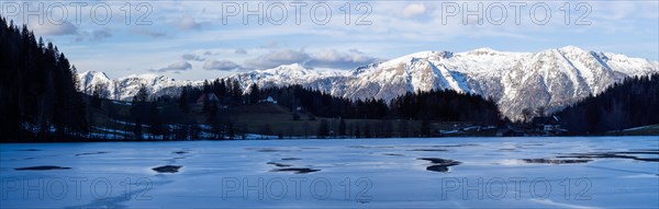 Winter mood, frozen Gleinkersee, behind the Sengsengebirge, panoramic view, Spital am Pyhrn, Totes Gebirge, Pyhrn-tidal creek region, Pyhrn-Eisenwurzen, Traunviertel, Upper Austria, Austria, Europe