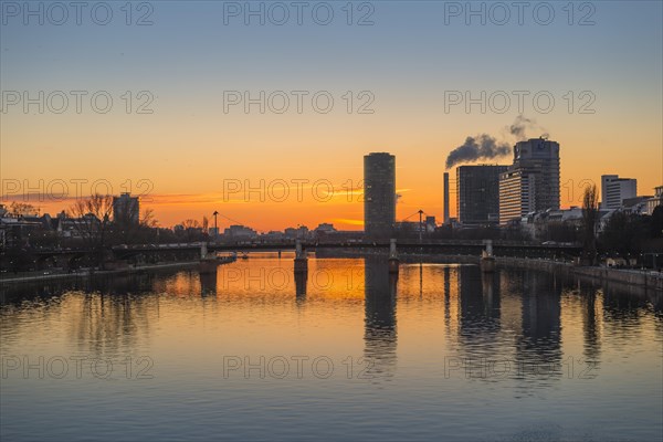Sunset reflected in the Main near Frankfurt, Eiserner Steg, Frankfurt am Main, Hesse, Germany, Europe