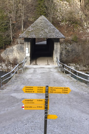 Le Pont qui Branle, covered wooden bridge Pont du Chatelet, Gruyeres, Fribourg, Switzerland, Europe