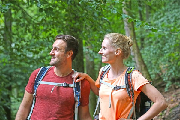 Symbolic image: Young couple hiking