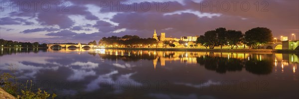 Pont St.-Benetzet and Papast Palace at sunrise, Avignon, Provence, France, Europe