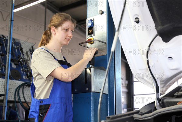 Symbolic image: Woman in a male profession: automotive mechatronics technician