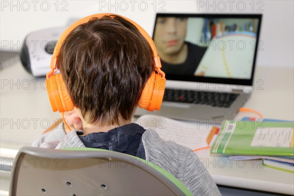 Symbolic image: Primary school pupils doing digital homeschooling