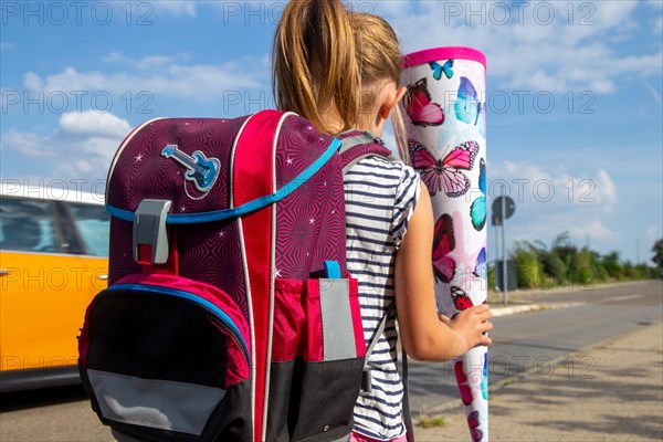 Symbolic image: Girl on the way to her first day at school