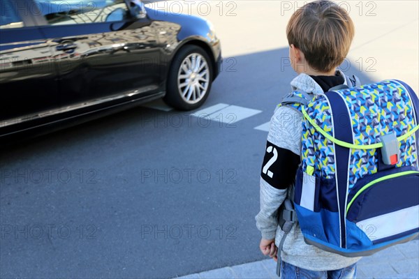Schoolchild in road traffic, Mutterstadt, Rhineland-Palatinate