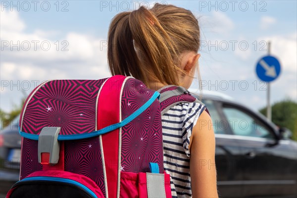 Symbolic image: Schoolchild in road traffic