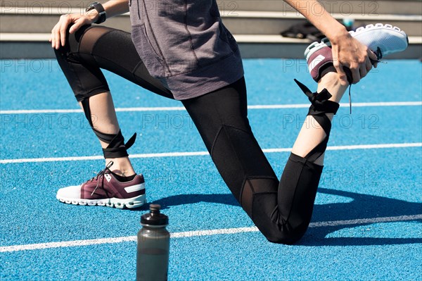 Athlete doing stretching exercises (symbolic image)