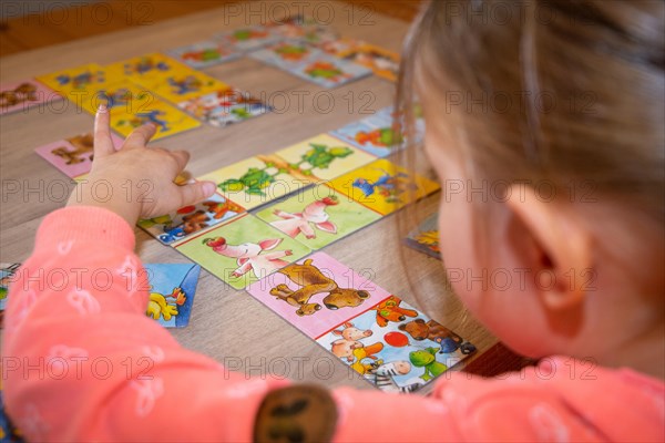 Symbolic image: Child plays to promote speech in speech therapy