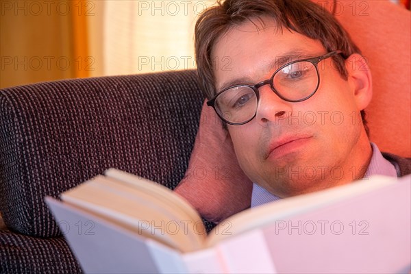 Man reading (symbolic image)