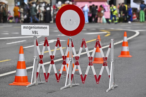 Barrier no-driving sign