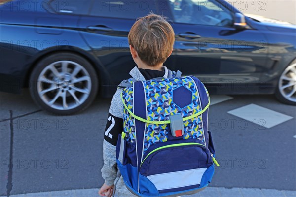 Symbolic image: Schoolchild in road traffic