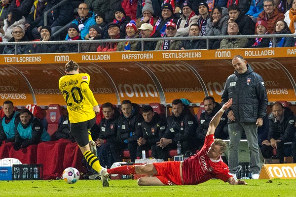 Football match, Marcel SABITZER Borussia Dortmund, left, tries to run away with the ball, Lennard MALONEY 1.FC Heidenheim stalks and stops him in front of coach Frank SCHMIDT 1.FC Heidenheim, Voith-Arena football stadium, Heidenheim