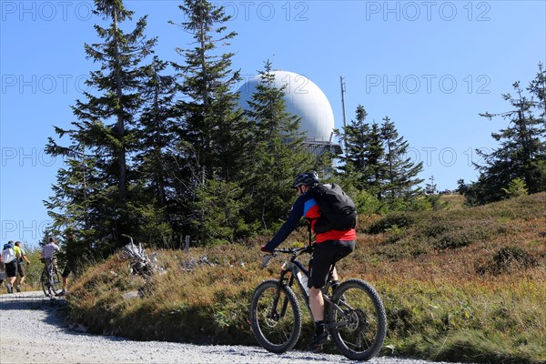 Mountain bike tour through the Bavarian Forest with the DAV Summit Club: Mountain bikers on the summit of the Grosser Arber 1, 456 metres above sea level