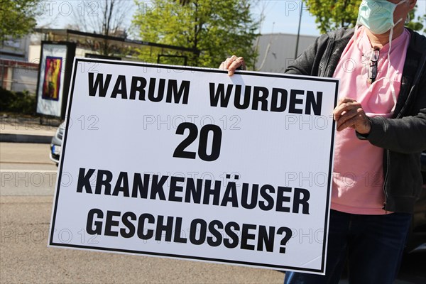 Rally against the corona measures: Demonstrators express their criticism of the corona policy with an authorised sign campaign in Industriestrasse in Ludwigshafen