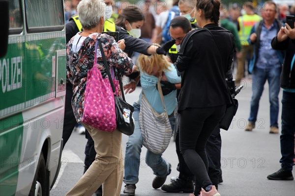 Berlin: The planned lateral thinker demo for peace and freedom against the corona measures of the federal government was banned. Several arrests were made