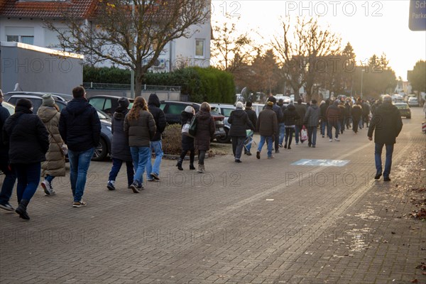 Vaccination bus in Mutterstadt, Rhineland-Palatinate. A queue of several hundred metres forms in front of the bus