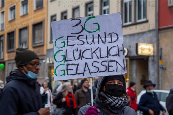 Frankfurt: Large demonstration against the corona measures. The organiser estimates the number of participants at 20, 000