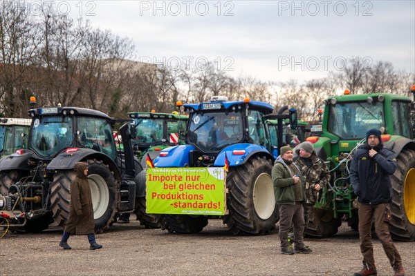 Farmers' protests in Ludwigshafen am Rhein: large demonstration by farmers from the Southern Palatinate and the Vorderpfalz at the Friedrich-Ebert-Halle