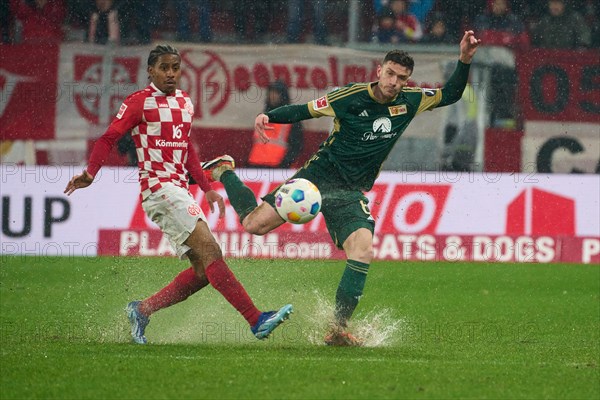 Bundesliga catch-up match Mainz 05-Union Berlin at the MEWA Arena in Mainz. Mainz's Leandro Barreiro (l) and Berlin's Robin Gosens battle for the ball. Mainz, Rhineland-Palatinate, Germany, Europe