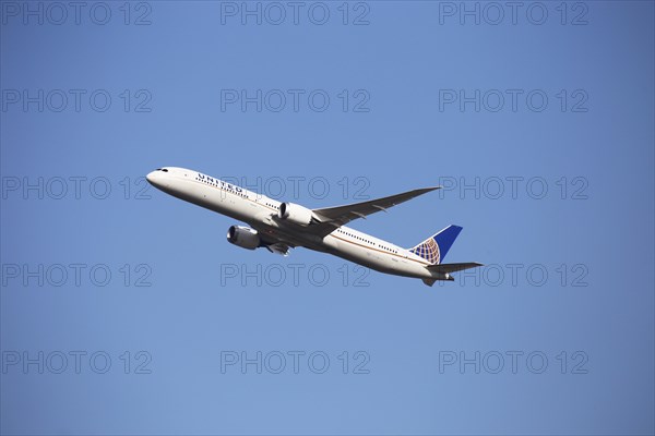 A passenger aircraft of the US airline United takes off from Frankfurt Airport