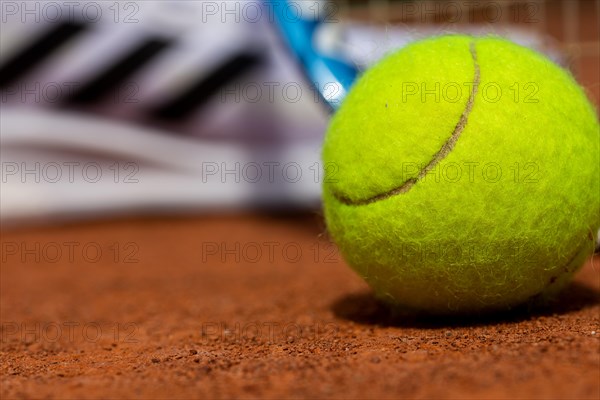 Symbolic image of tennis: close-up of a tennis player on a clay court