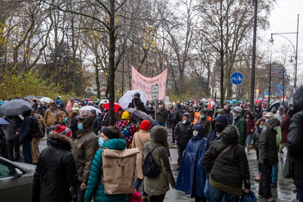 Demonstration in Frankfurt against the corona measures: The demonstration was broken up after a few minutes due to a lack of safety distances between the participants. The participants were forced to keep a safe distance of 1.50 metres between each other