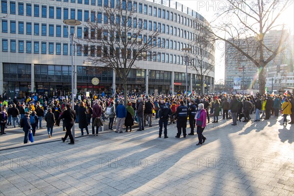 Peace demonstration against the war in Ukraine in the cities of Ludwigshafen and Mannheim with a joint closing rally in the courtyard of honour at Mannheim Palace