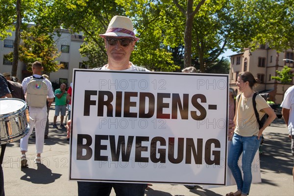 Demonstration in Landau, Palatinate: The demonstration was directed against the government's planned corona measures. There were also calls for peace negotiations instead of arms deliveries