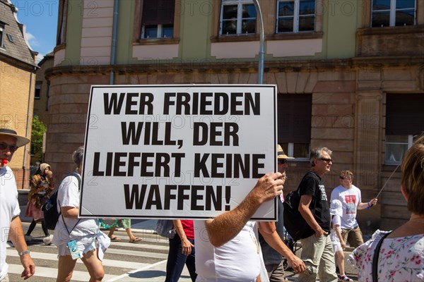 Demonstration in Landau, Palatinate: The demonstration was directed against the government's planned corona measures. There were also calls for peace negotiations instead of arms deliveries