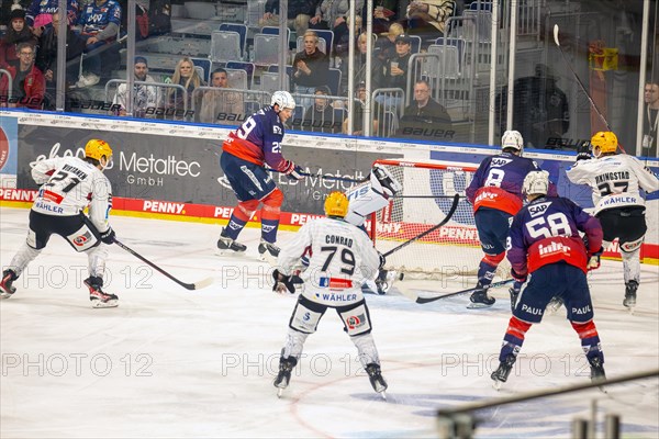 Game scene Adler Mannheim against Fischtown Pinguins Bremerhaven (PENNY DEL, German Ice Hockey League)