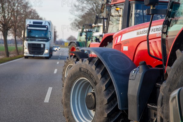 Farmers' protests in the southern Palatinate near Landau: near Hochstadt, farmers blocked a lane of federal highway 272 to protest against the cancellation of subsidies for agricultural diesel