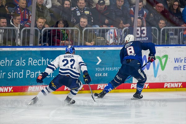 26.01.2024, DEL, German Ice Hockey League, Matchday 41) : Adler Mannheim vs Iserlohn Roosters (duel between Jordan Murray, 8, Adler Mannheim and John Broda, 22, Iserlohn Roosters)
