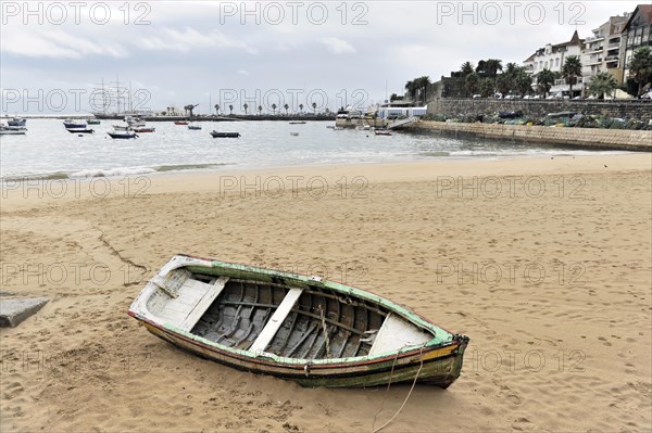 Old broken down boat, small sandy beach, harbour, Cascais, Lisbon, Portugal, Europe