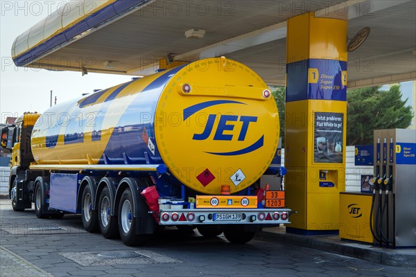 Jet petrol station in Mutterstadt, Rhineland-Palatinate. A lorry is delivering fuel (22 August 2022)