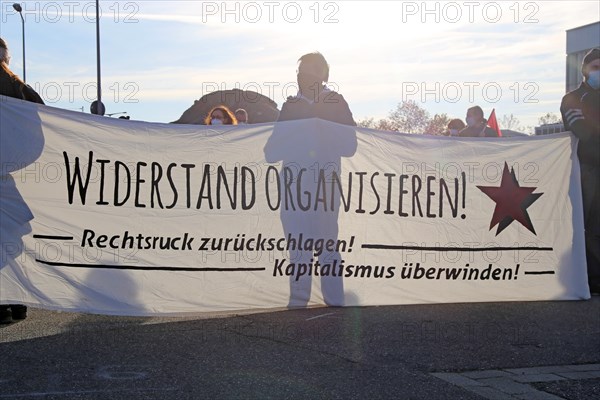 Karlsruhe: Around 130 participants in a counter-demonstration against the demonstration organised by the Querdenken 721 initiative gathered under the slogan Mitdenken statt Querdenken