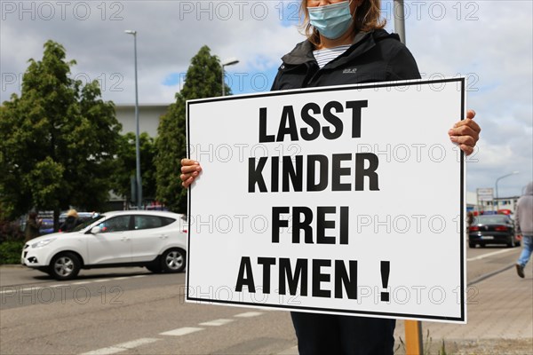 Rally against the corona measures: Demonstrators express their criticism of the corona policy with an authorised sign campaign in Industriestrasse in Ludwigshafen