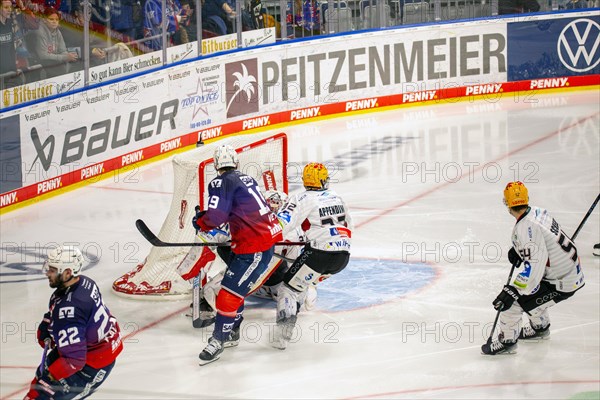 Game scene Adler Mannheim against Fischtown Pinguins Bremerhaven (PENNY DEL, German Ice Hockey League)