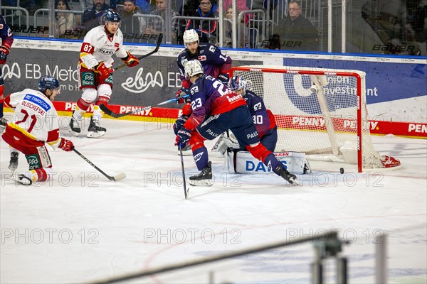 Game scene Adler Mannheim against Duesseldorfer EG (PENNY DEL, German Ice Hockey League)