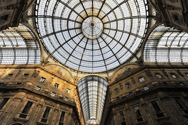 Vittorio Emanuele II Gallery, glass dome seen from the arcade, the world's first covered shopping arcade by architect Giuseppe Mengoni, 1872, Milan, Milano, Lombardy, Italy, Europe