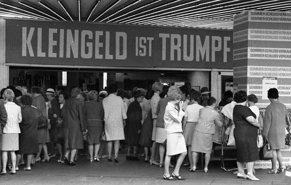 DEU, Germany, Dortmund: Personalities from politics, business and culture from the years 1965-71. Dortmund. Trade. Summer sales (SSV) 1965. slogan: small change is trumps, Europe