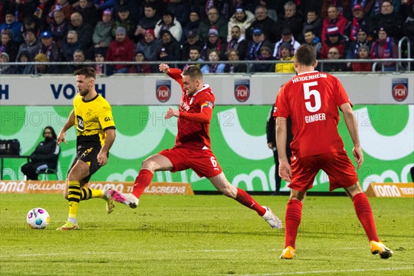 Football match, Niclas FUeLLKRUG Borussia Dortmung left runs away, captain Patrick MAINKA 1.FC Heidenheim tries to stop him with a pike, Benedikt GIMBER 1.FC Heidenheim observes the situation Football stadium Voith-Arena, Heidenheim