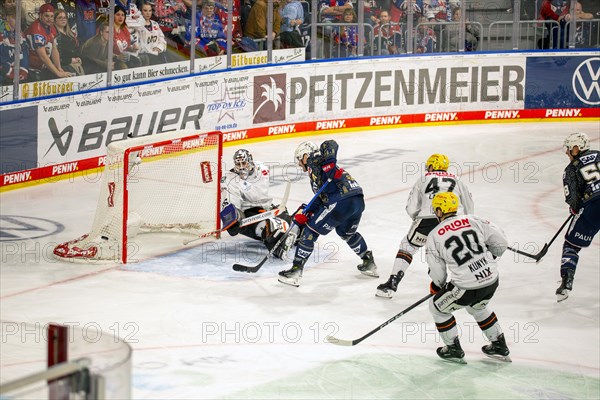Game scene Adler Mannheim against Loewen Frankfurt (PENNY DEL, German Ice Hockey League)
