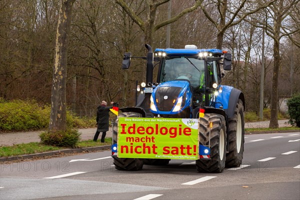 Farmers' protests in Ludwigshafen am Rhein: Large convoy of farmers from the Southern Palatinate and the Vorderpfalz on their way to a rally in Ludwigshafen. The protests are taking place nationwide and are directed against the government's plans to cancel subsidies for agricultural diesel and tax breaks for agricultural vehicles