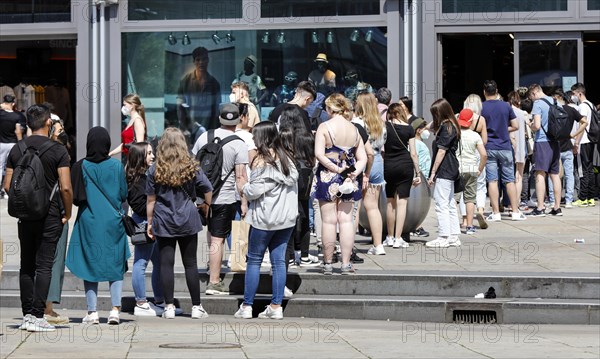 Queue in front of a department store at Alexanderplatz in Berlin. After the incidence figures fall and the lockdown ends, more life returns to the cities, 05.06.2021