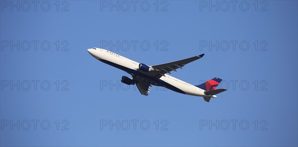 A passenger aircraft of the US airline Delta takes off from Frankfurt Airport