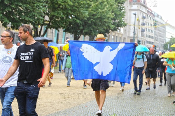 Berlin: The planned lateral thinkers' demonstration for peace and freedom against the corona measures of the federal government has been banned. A group of demonstrators marches towards Alexanderplatz