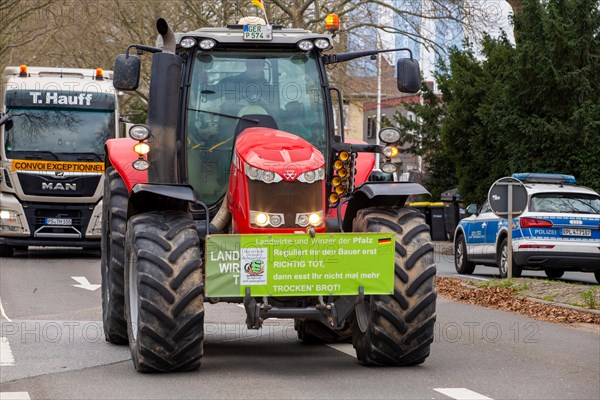 Farmers' protests in Ludwigshafen am Rhein: Large convoy of farmers from the Southern Palatinate and the Vorderpfalz on their way to a rally in Ludwigshafen. The protests are taking place nationwide and are directed against the government's plans to cancel subsidies for agricultural diesel and tax breaks for agricultural vehicles