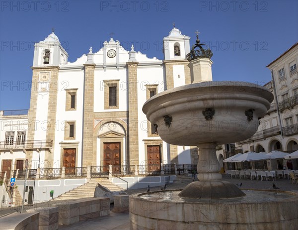 Fountain and Sixteenth century building of Church of Santo Antao dating from 1557, Giraldo Square, Praca do Giraldo, Evora, Alto Alentejo, Portugal southern Europe